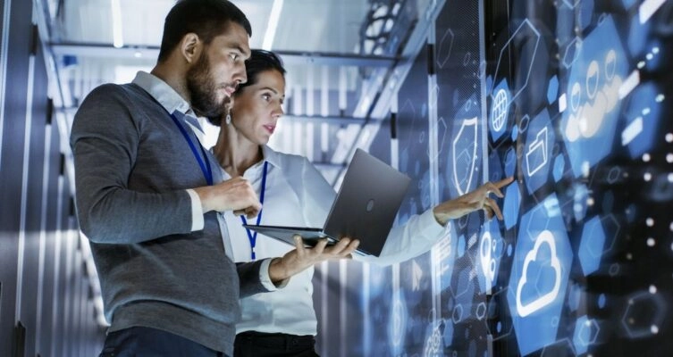 Modernizar los ERP impulsa la IA y puede aumentar hasta un 27% el ROI, según IBM.