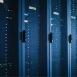 Las empresas están adoptando esta estrategia para eliminar la latencia, reducir los costos de ancho de banda y garantizar que las operaciones en ubicaciones remotas sigan funcionando incluso sin una conexión estable a internet.