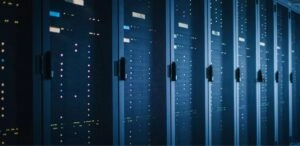 Las empresas están adoptando esta estrategia para eliminar la latencia, reducir los costos de ancho de banda y garantizar que las operaciones en ubicaciones remotas sigan funcionando incluso sin una conexión estable a internet.