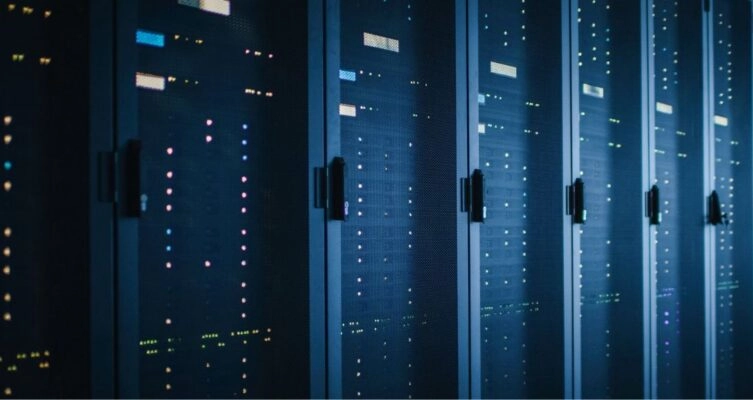 Las empresas están adoptando esta estrategia para eliminar la latencia, reducir los costos de ancho de banda y garantizar que las operaciones en ubicaciones remotas sigan funcionando incluso sin una conexión estable a internet.