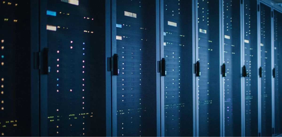Las empresas están adoptando esta estrategia para eliminar la latencia, reducir los costos de ancho de banda y garantizar que las operaciones en ubicaciones remotas sigan funcionando incluso sin una conexión estable a internet.