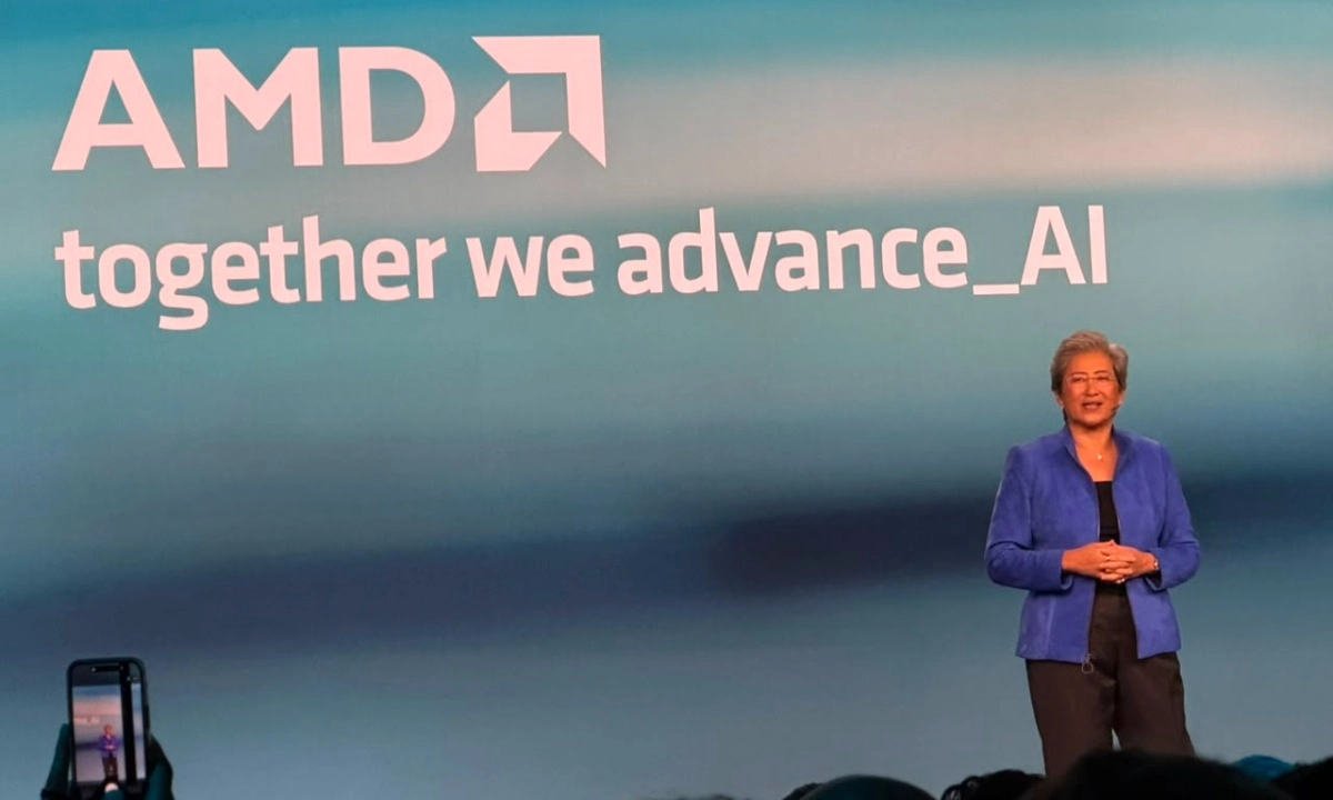 Lisa Su, directora ejecutiva y presidenta de AMD, durante la presentación de la estrategia de IA física de la compañía, enfocada en llevar la inteligencia artificial del entorno digital al mundo real mediante robots y sistemas autónomos.