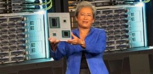 Lisa Su junto al rack AMD Helios, la nueva plataforma de IA a gran escala.