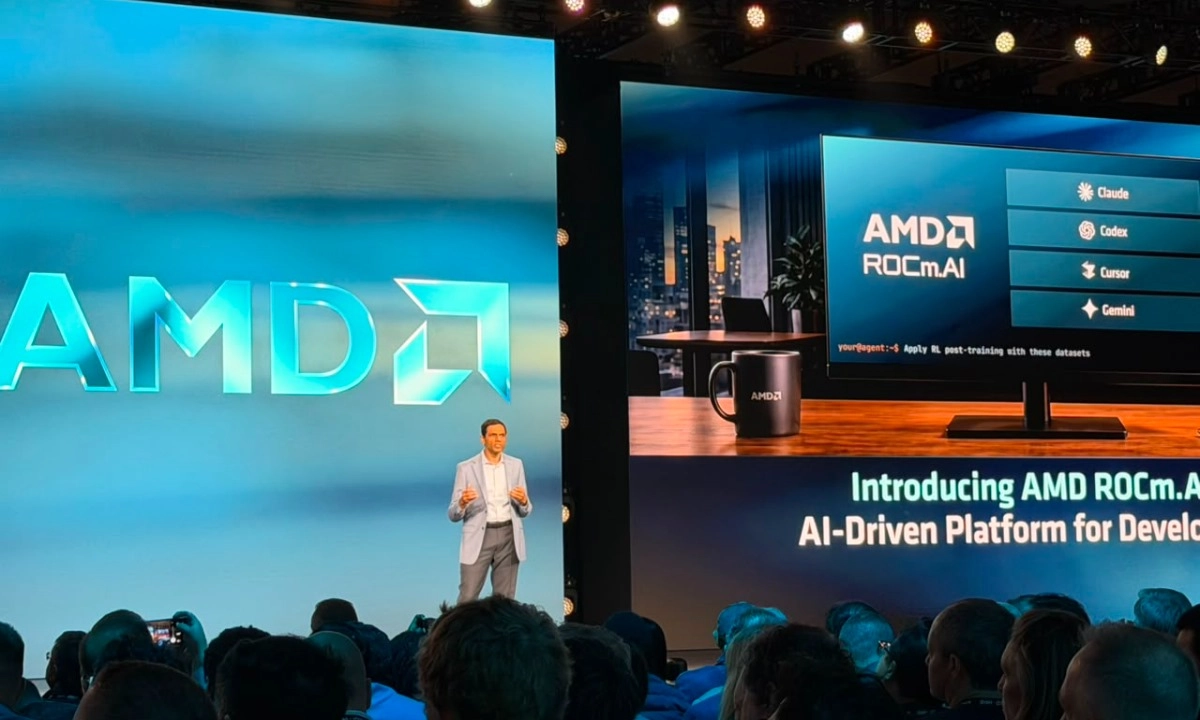 Vamsi Boppana, vicepresidente sénior de IA en AMD, presentó las principales novedades de ROCm.ai, la nueva plataforma de software diseñada para simplificar el desarrollo y la optimización de aplicaciones de inteligencia artificial.