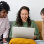 El 22% de los jóvenes latinoamericanos consultados afirma utilizar herramientas de inteligencia artificial como una “amiga”, según el estudio de Kaspersky.