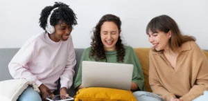 El 22% de los jóvenes latinoamericanos consultados afirma utilizar herramientas de inteligencia artificial como una “amiga”, según el estudio de Kaspersky.