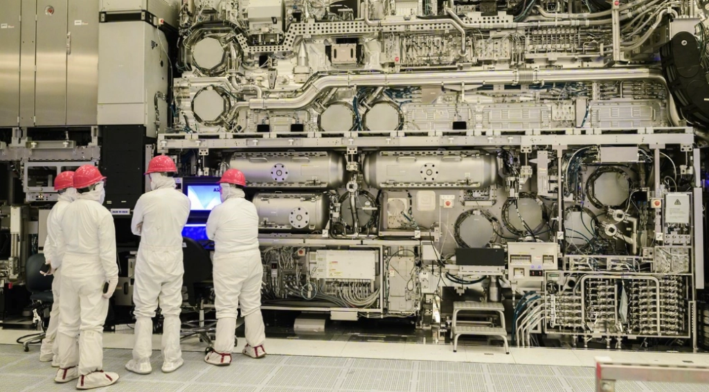 Trabajadores junto a un equipo ASML EXE:5000 de EUV High-NA en la Fab 25 de Intel en Oregón.
