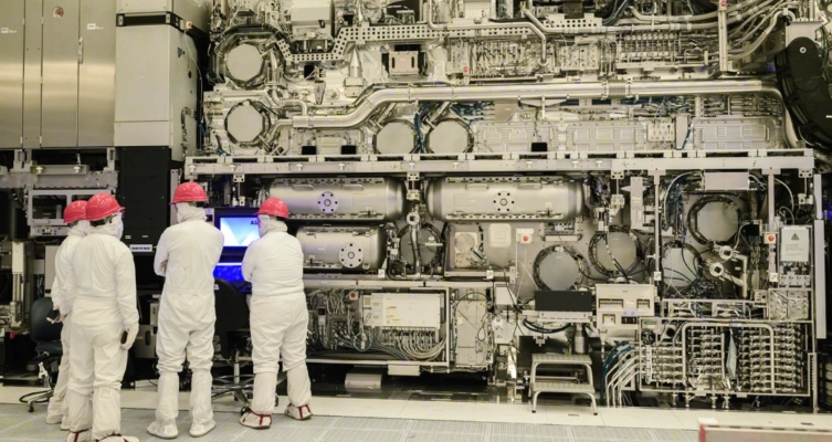 Trabajadores junto a un equipo ASML EXE:5000 de EUV High-NA en la Fab 25 de Intel en Oregón.