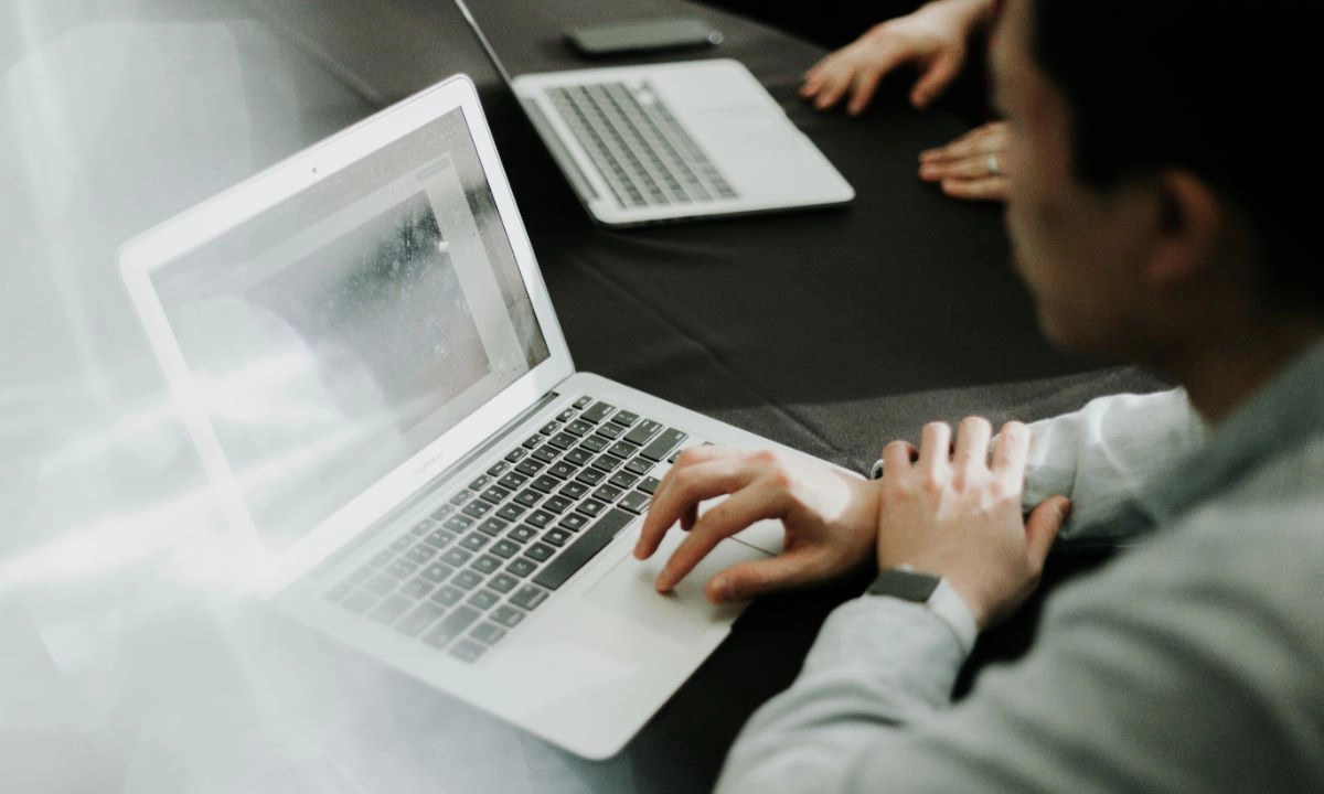 La adopción acelerada de herramientas de inteligencia artificial está ampliando la superficie de ataque de las empresas y generando nuevos desafíos para los equipos de ciberseguridad.