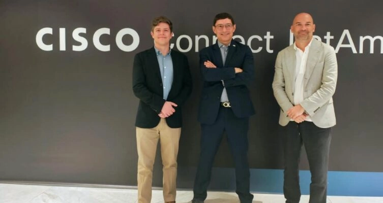 Ramón Viñals, director de Ingeniería para América Latina; Laércio Albuquerque, vicepresidente de Cisco para Latinoamérica; y Gonzalo Valverde, Managing Director de la región MCR, durante Cisco Connect Latam 2026.