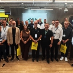 Todos los presentes también recibieron por adelantado sus credenciales para el SegSummit 2026. A partir de ahora, quienes visiten el Axis Experience Center podrán recoger sus credenciales con anticipación, lo que facilitará el acceso el día del evento y ampliará la conexión entre la experiencia promovida por Axis y la programación del SegSummit.