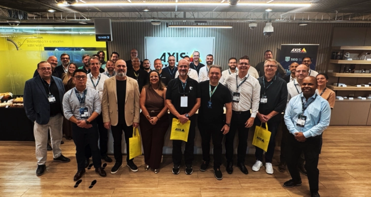 Todos los presentes también recibieron por adelantado sus credenciales para el SegSummit 2026. A partir de ahora, quienes visiten el Axis Experience Center podrán recoger sus credenciales con anticipación, lo que facilitará el acceso el día del evento y ampliará la conexión entre la experiencia promovida por Axis y la programación del SegSummit.