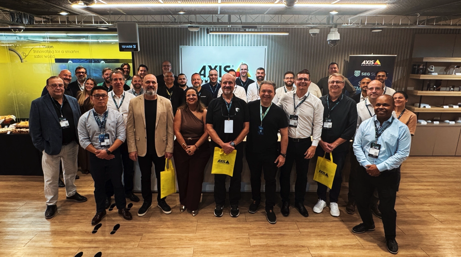 Todos los presentes también recibieron por adelantado sus credenciales para el SegSummit 2026. A partir de ahora, quienes visiten el Axis Experience Center podrán recoger sus credenciales con anticipación, lo que facilitará el acceso el día del evento y ampliará la conexión entre la experiencia promovida por Axis y la programación del SegSummit.