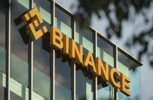 Binance investiga un hackeo millonario, suspendió los retiros y prometió cubrir las pérdidas, mientras el bitcoin sufrió una fuerte caída.