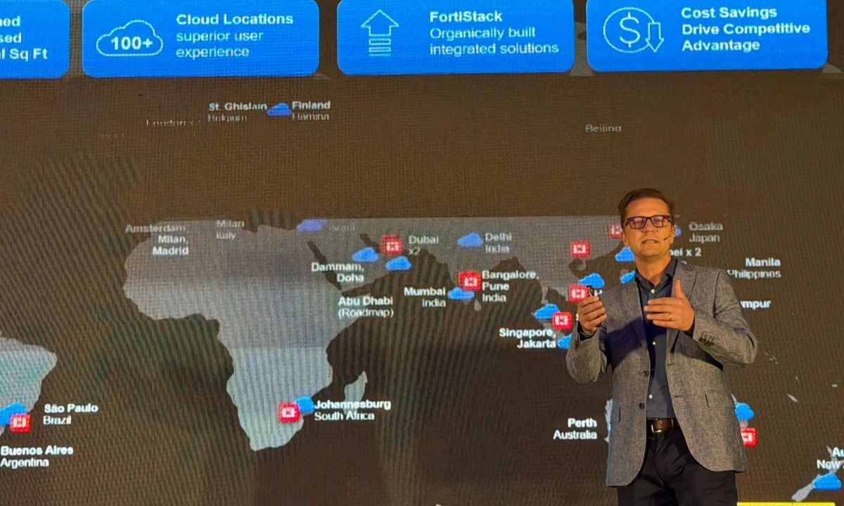 Gabriel Filas, Consulting Systems Engineer de Fortinet para Sudamérica, durante la demostración de escenarios vinculados con el uso de inteligencia artificial en las empresas.