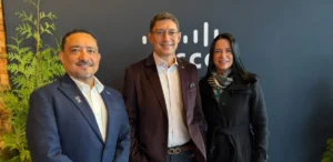 Laercio Albuquerque, presidente de Cisco Latinoamérica; Gustavo Velázquez, líder de ingeniería de soluciones de la organización de partners de Latinoamérica; y Alba San Martín, directora de la organización de partners de Latinoamérica.