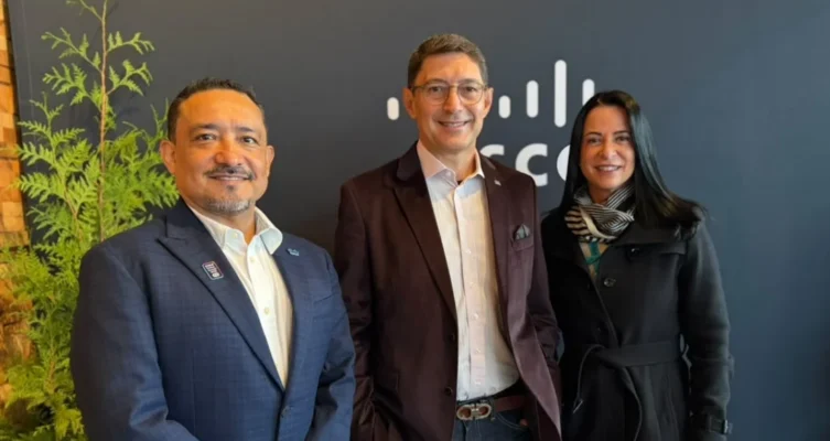 Laercio Albuquerque, presidente de Cisco Latinoamérica; Gustavo Velázquez, líder de ingeniería de soluciones de la organización de partners de Latinoamérica; y Alba San Martín, directora de la organización de partners de Latinoamérica.