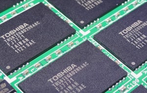 Los chips NAND apilados de Toshiba permitirán construir SSDs de 16 TB