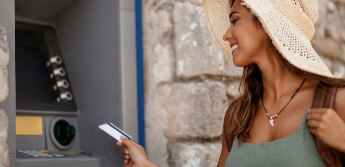 Por qué usar tarjetas físicas puede ser un riesgo para los turistas y cómo pagar de forma más segura
